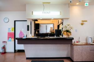 MinamisoumaTabist Hotel Daimu Minami-Souma的商店的前台,带镜子
