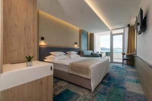 Postel nebo postele na pokoji v ubytování Hotel Sunce Neum + 21 fotografií