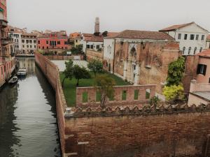 a bridge over a river in a city at Hotel Cannaregio 2357 in Venice