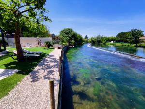 リル・シュル・ラ・ソルギュにあるAu Murmure de la Sorgueの青い水と木々が横に流れる川