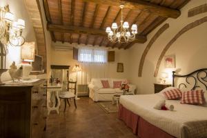 卡斯特利納－因基安蒂的住宿－貝爾維德爾迪聖利奧尼諾酒店，一间带两张床的卧室和一间客厅