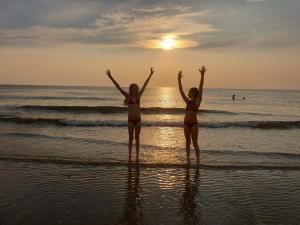 zwei Mädchen standen im Wasser am Strand in der Unterkunft Strandparel in Julianadorp