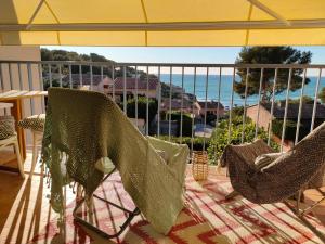 Photo de la galerie de l'établissement Appartement avec terrasse vue mer, proximité plage, place parking, à Sanary-sur-Mer
