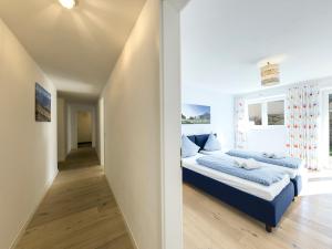 Schlafzimmer mit 2 Betten und Flur in der Unterkunft GardenLodge in Garmisch-Partenkirchen