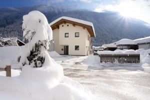 Berg' & Bluamen Appartements Stubai v zime