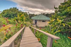 Gallery image of Hilo Couples Retreat about 6 Miles to Honolii Beach! in Hilo