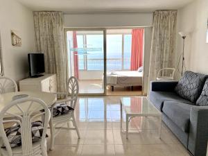 salon z kanapą i stołem w obiekcie Torre Principado - Aloturin Benidorm w mieście Benidorm