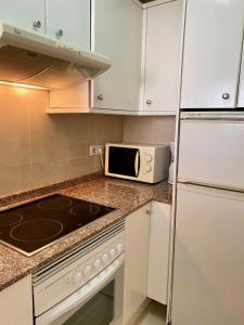 Kuchnia lub aneks kuchenny w obiekcie Torre Principado - Aloturin Benidorm