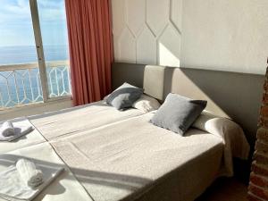 Łóżko lub łóżka w pokoju w obiekcie Torre Principado - Aloturin Benidorm