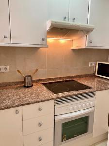 Kuchnia lub aneks kuchenny w obiekcie Torre Principado - Aloturin Benidorm