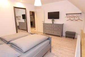 1 dormitorio con cama, espejo y tocador en Spindler Hof Harz, en Langeln