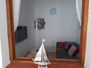a small boat in a living room with a tv at Riegos de Lino in Barlovento
