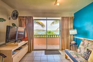 Sala de estar con TV y vistas al océano en Island Apt with Panoramic Ensenada Honda View!, en Culebra