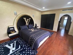 een slaapkamer met een groot bed met een groot hoofdeinde bij villa 31 de luxe avec Piscine hot gamme in Tanger