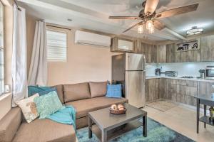 Una sala de estar con un sofá y un refrigerador. en Culebra Bungalow with Bay Views and Modern Amenities!, en Culebra