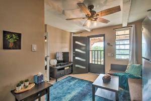 Una sala de estar con un sofá y un ventilador de techo. en Culebra Bungalow with Bay Views and Modern Amenities!, en Culebra