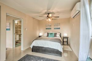 Un dormitorio con una cama y un ventilador de techo. en Culebra Bungalow with Bay Views and Modern Amenities!, en Culebra