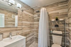 un baño con inodoro y lavabo en Culebra Bungalow with Bay Views and Modern Amenities!, en Culebra 16 fotos más