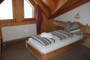 Tempat tidur dalam kamar di Sporthotel Oberwald