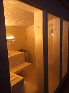 una pequeña sauna de madera con luz en una habitación en Docksta Hotell, en Docksta