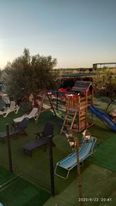 um parque com um parque infantil com escorregas e cadeiras em Casas Rurales Villa Vicenta em Alcalá del Júcar