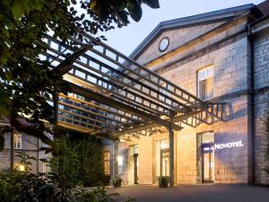 希尔德斯海姆NOVOTEL Hildesheim City的建筑的一侧有遮阳篷