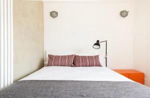 Кровать или кровати в номере The Bethnal Green Escape - Modern & Bright 1BDR Apartment