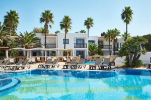 - Vistas al complejo desde la piscina en Insotel Hotel Formentera Playa en Playa Migjorn