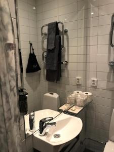 ein Bad mit einem Waschbecken und einem WC in der Unterkunft Wärdshuset Bredaryd in Bredaryd