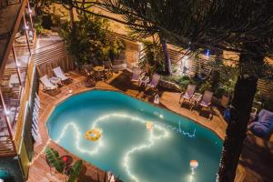 een uitzicht op een zwembad in de nacht bij Ionian Paradise in Nydri