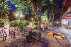 een groep fietsen geparkeerd voor een restaurant bij Ionian Paradise in Nydri