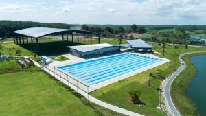 an overhead view of a large swimming pool at Pattana Sports Resort in Si Racha