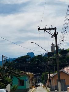 a city street with a street light and power lines at Duas suítes no centro in São Bento do Sapucaí