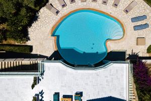 an overhead view of a swimming pool at Villa Lime in Xirón Khoríon