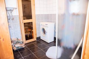 een badkamer met een wasmachine en een toilet bij Teeny in Pärnu