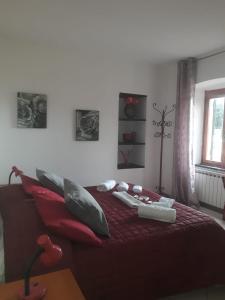 sypialnia z łóżkiem z czerwonymi poduszkami w obiekcie Affittacamere Da Luca w mieście Bonassola