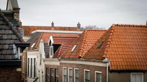 ステーンウェイクにあるStadslogement De Oude Smidse Steenwijkのオレンジ色の屋根の建物