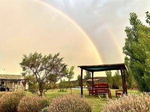 um arco-íris no céu com um gazebo em Cabañas EcoNature em Valle Grande