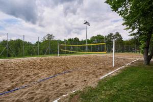 una rete da pallavolo su un campo di sabbia di Hotel Moravica a Soko Banja
