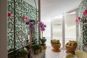 Welchome Charming House في كازيرتا: غرفة بها نباتات الفخار ومرآة