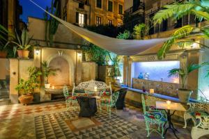 een patio met een tafel en stoelen in een gebouw bij Hotel Emona Aquaeductus in Rome