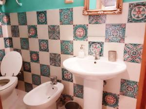 een badkamer met een wastafel en een toilet bij San Gregorio Studio in Napels +37 foto's