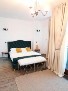 Un pat sau paturi într-o cameră la Apartment A36 Silver Mountain