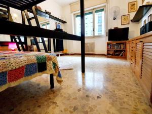 een slaapkamer met een bed en een tv in een kamer bij Lessona House in Milaan