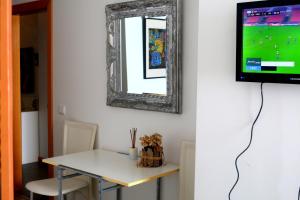 TV a/nebo společenská místnost v ubytování Madeira Native Motion Guest House