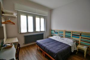 
a bedroom with a bed and a desk at Il giardino di Fiorina in Novate Milanese
