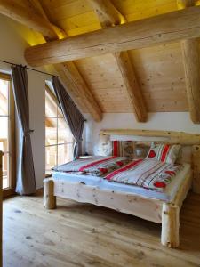 Postel nebo postele na pokoji v ubytování Almzauber Chalets - Haus Enzian inkl Infrarotliegen