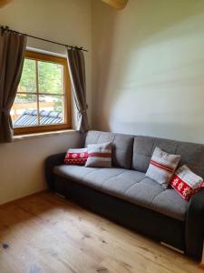 Posezení v ubytování Almzauber Chalets - Haus Enzian inkl Infrarotliegen