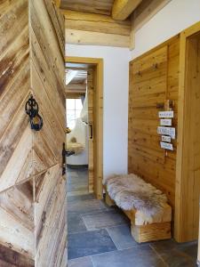 Postel nebo postele na pokoji v ubytování Almzauber Chalets - Haus Enzian inkl Infrarotliegen