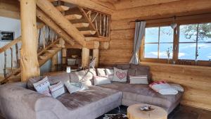 Posezení v ubytování Almzauber Chalets - Haus Enzian inkl Infrarotliegen